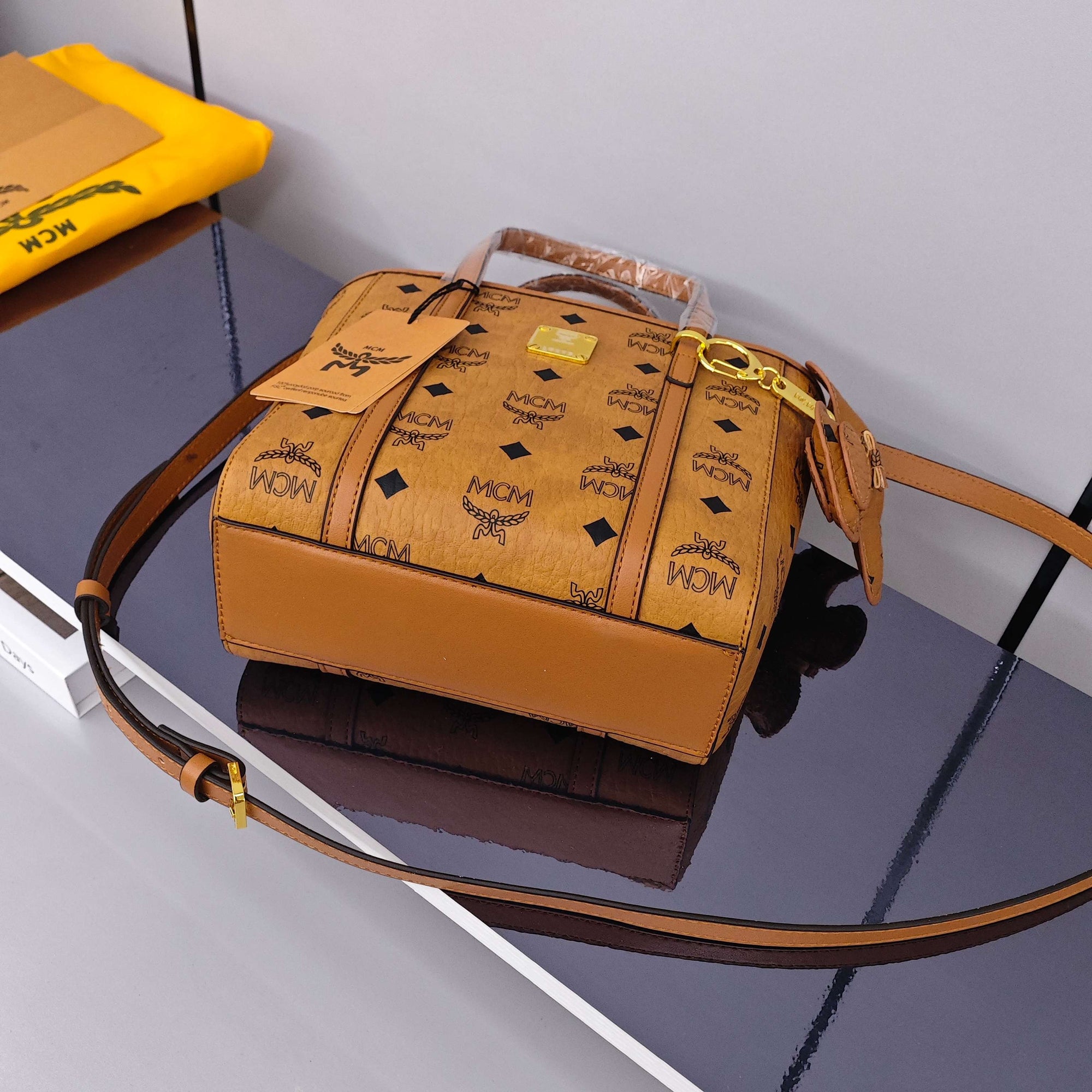 حقيبة تسوق صغيرة من MCM Toni Shopper
