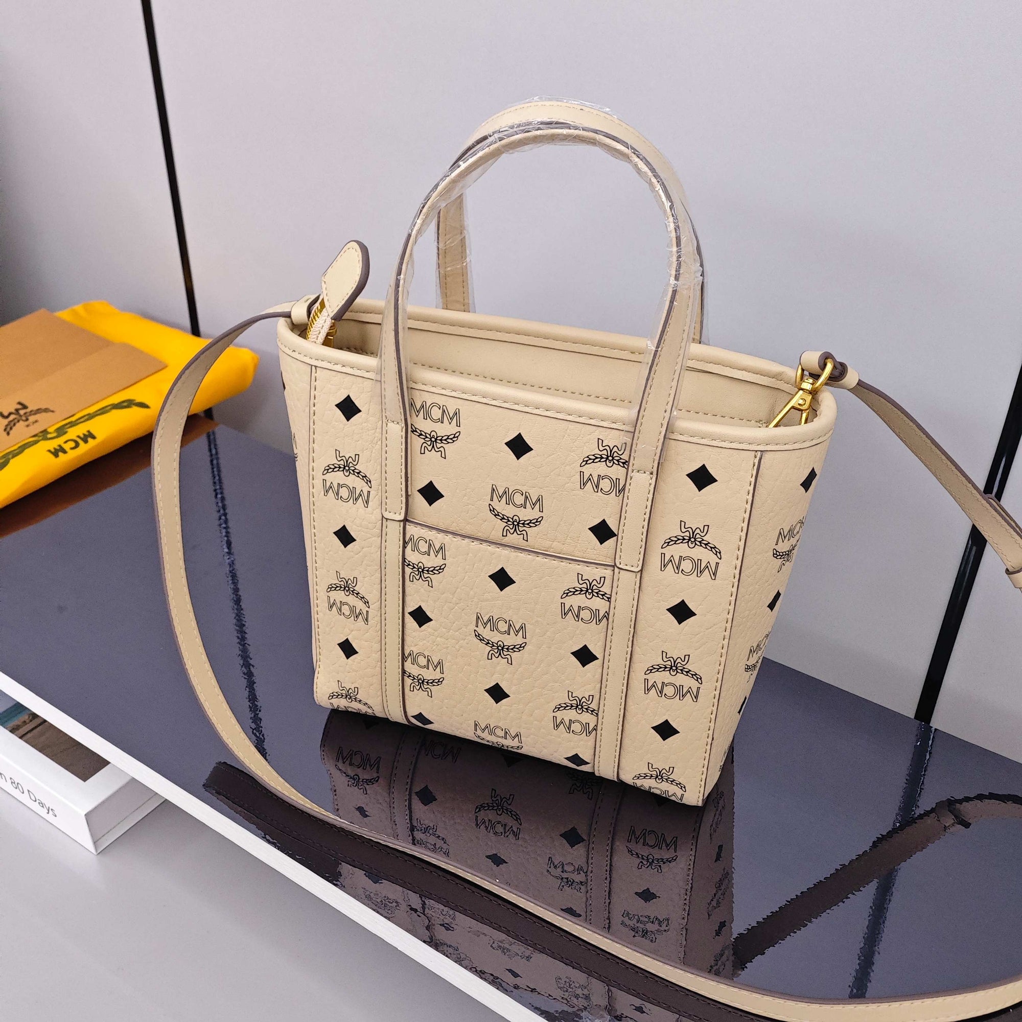حقيبة تسوق صغيرة من MCM Toni Shopper