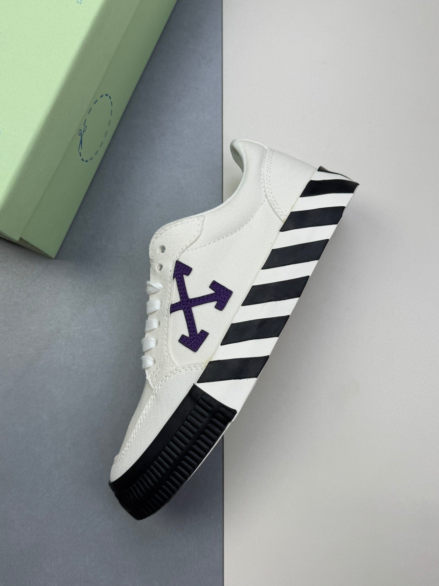 Off-Whit! c/o Virgil Abloh « White Black »