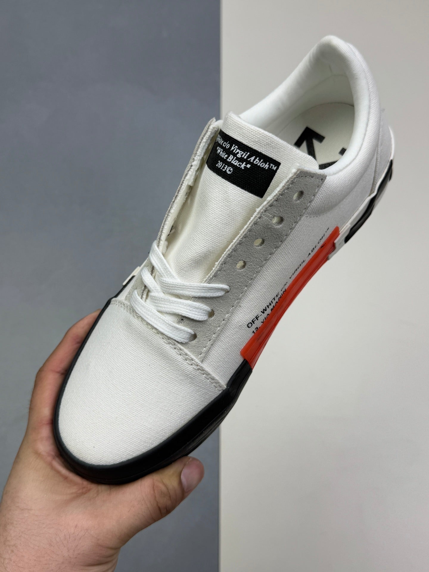 Off-Whit! c/o Virgil Abloh "White Black"