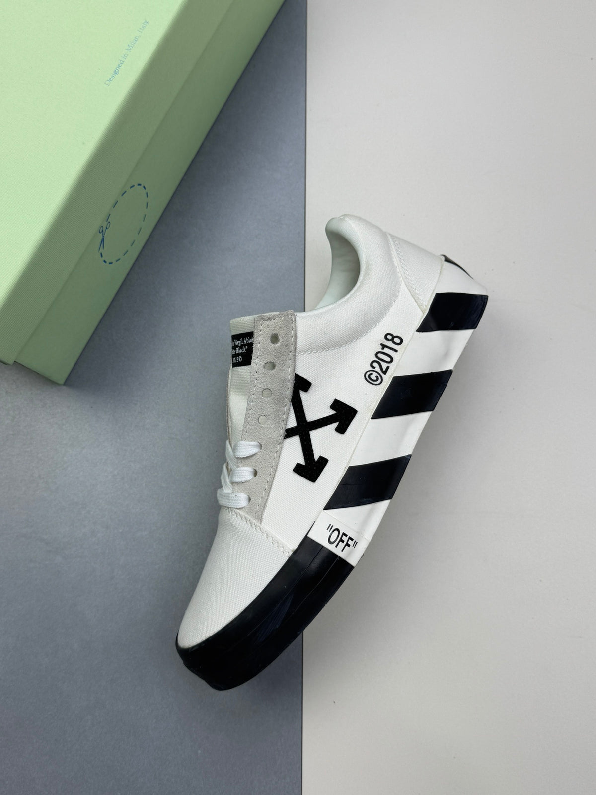 Off-Whit! c/o Virgil Abloh "White Black"