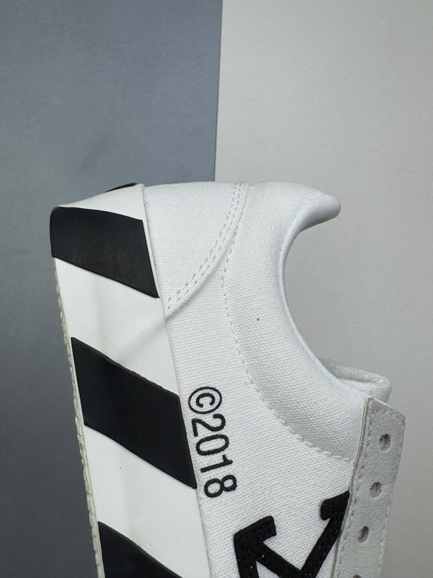 Off-Whit! c/o Virgil Abloh "White Black"