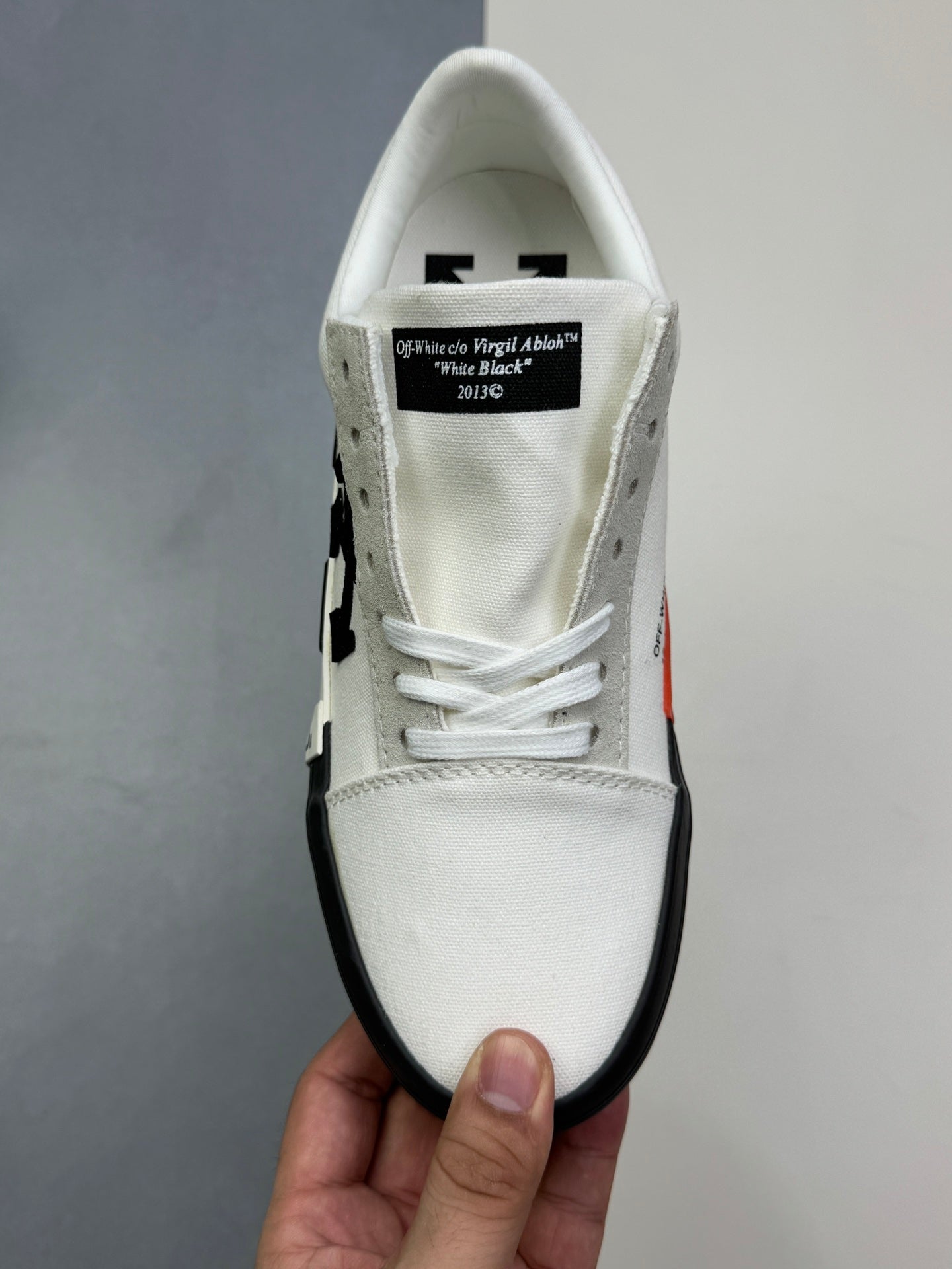 Off-Whit! c/o Virgil Abloh "White Black"