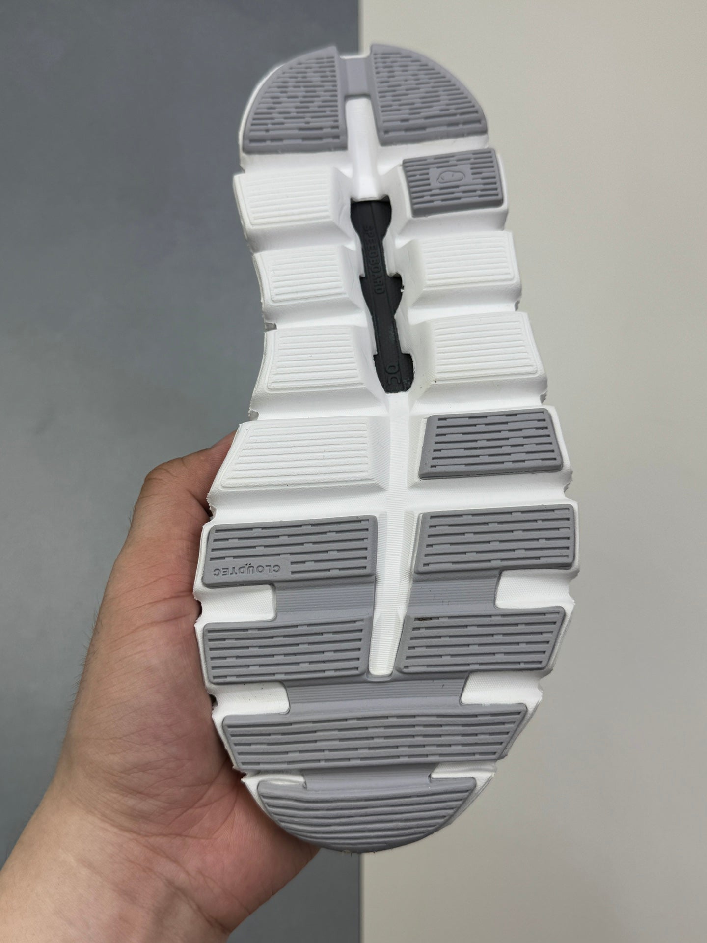 On Clou! 6 Push Sneaker