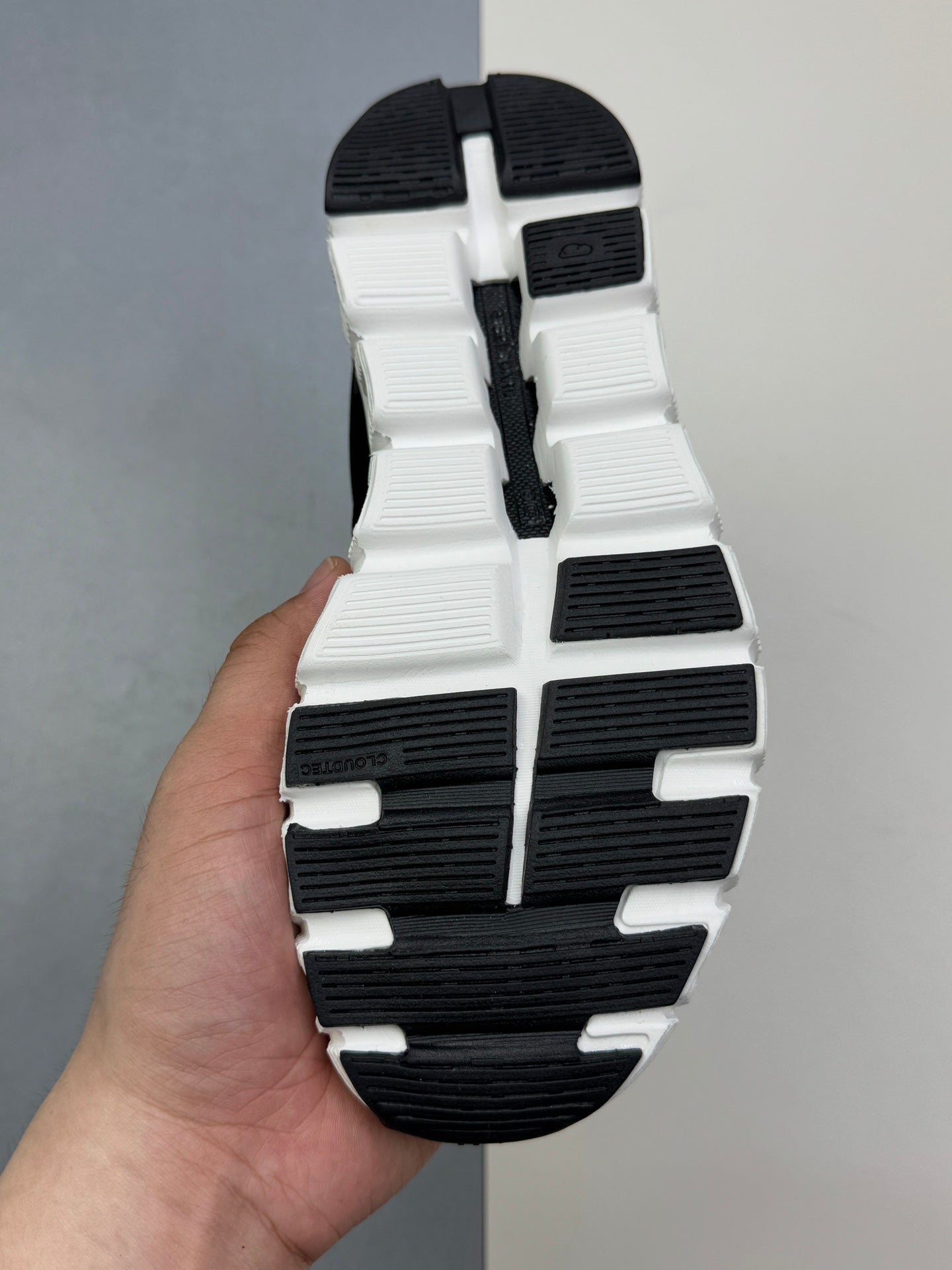 On Clou! 6 Push Sneaker