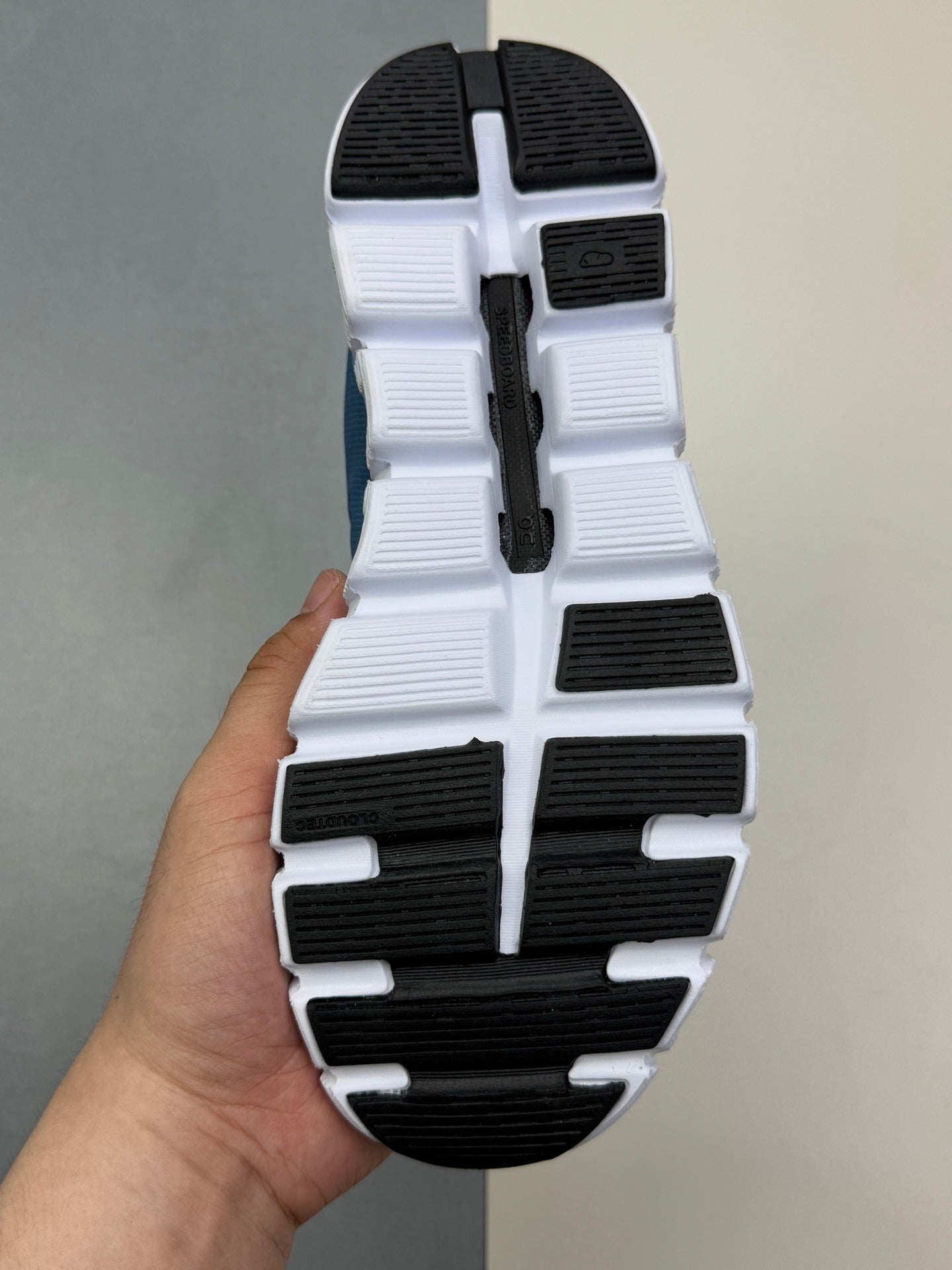 On Clou! 6 Push Sneaker