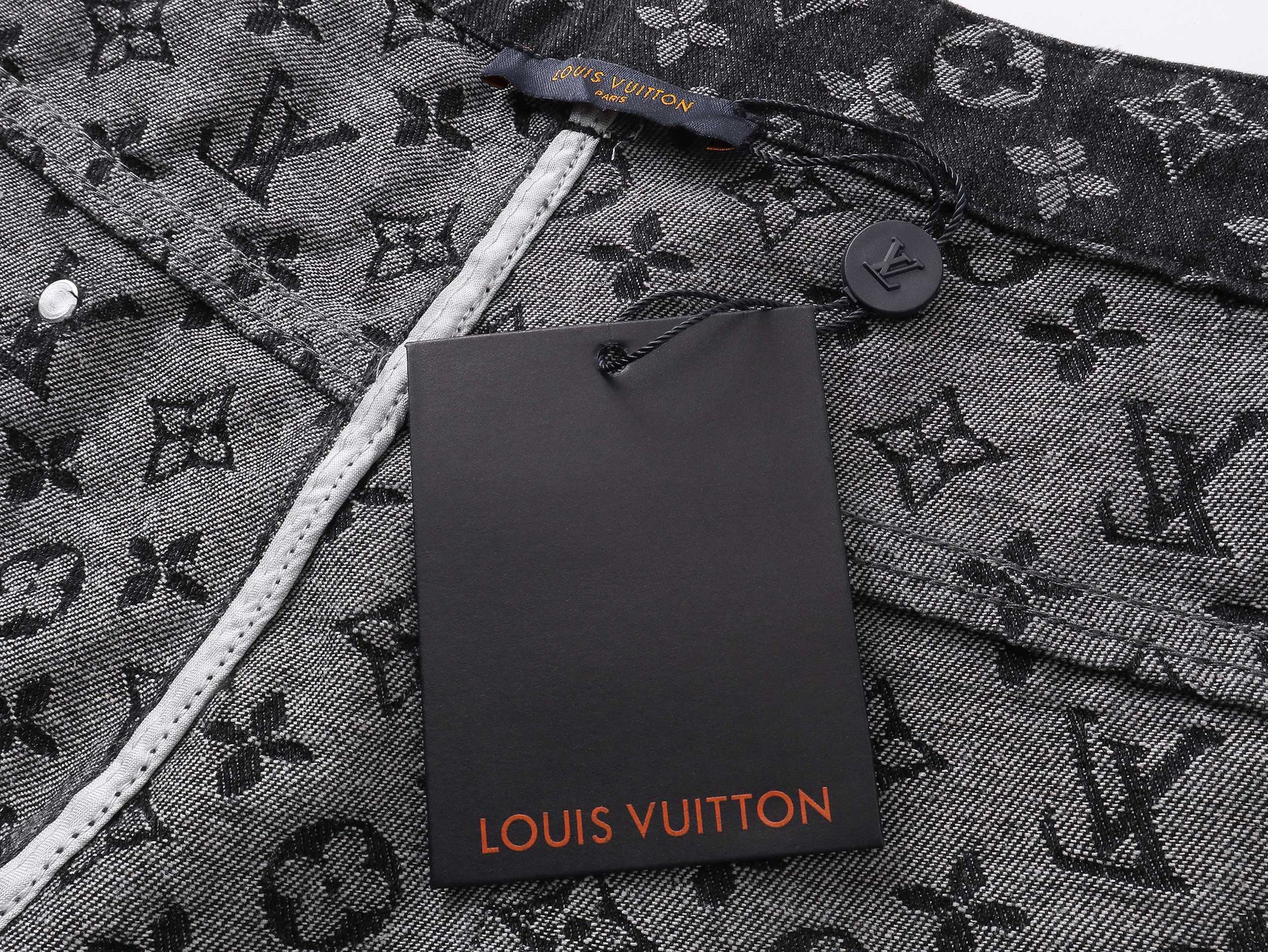 شورت بشعار LV مونوغرام 