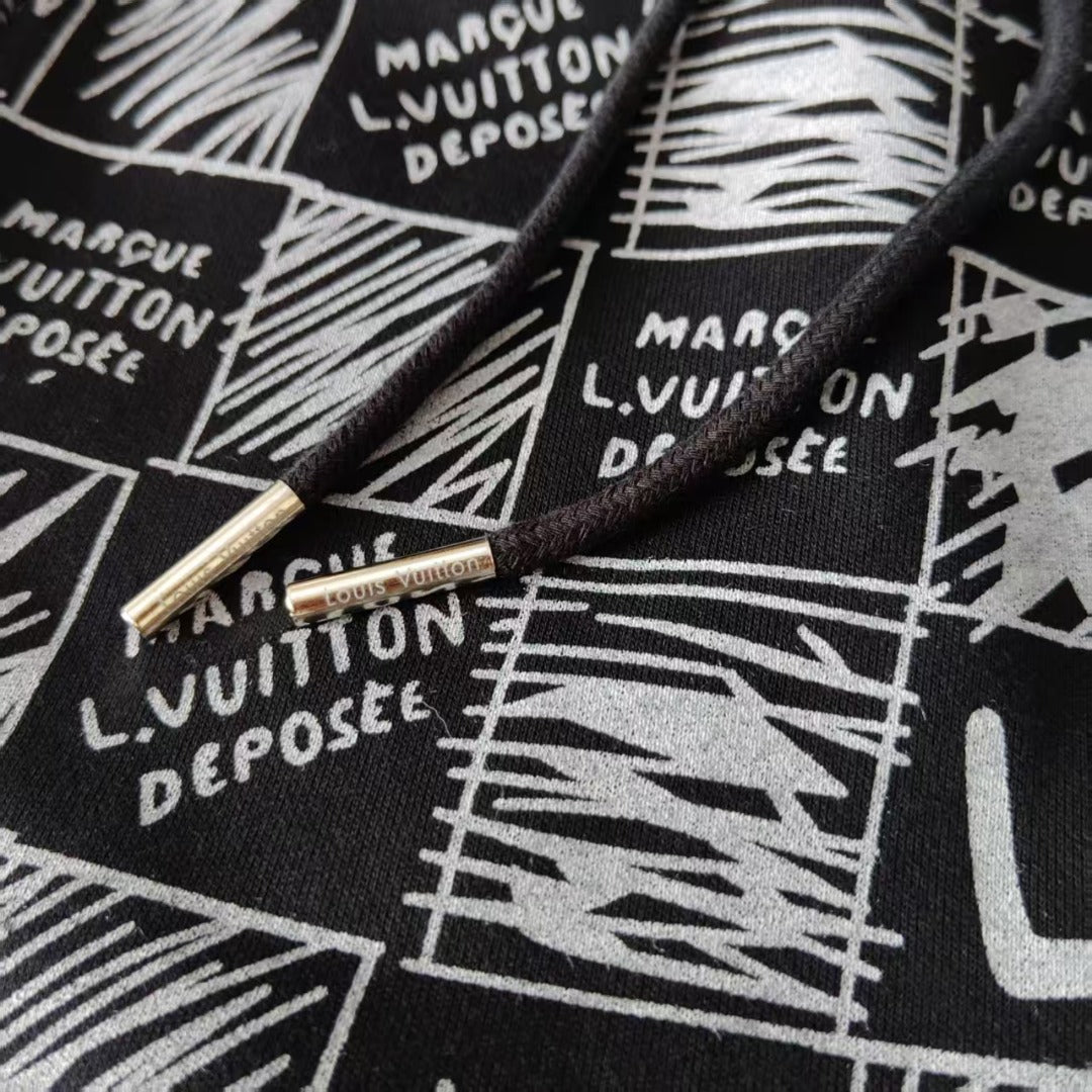 شورت قصير بشعار من LV