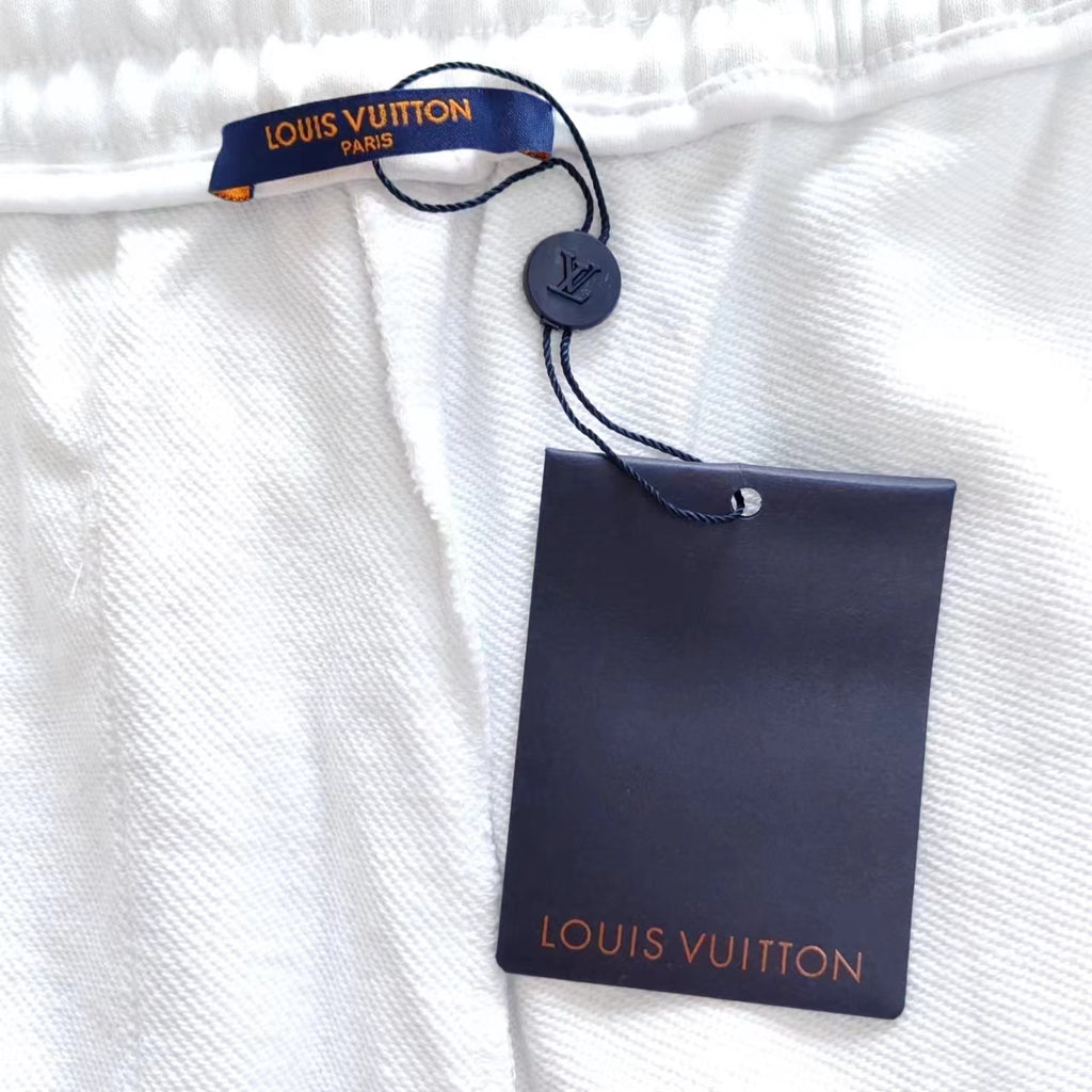 شورت قصير بشعار من LV
