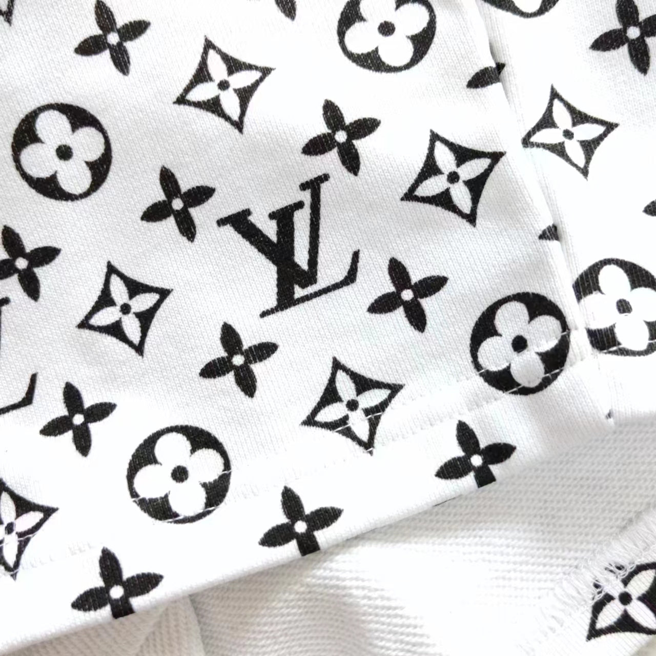 شورت قصير بشعار من LV