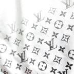شورت قصير بشعار من LV