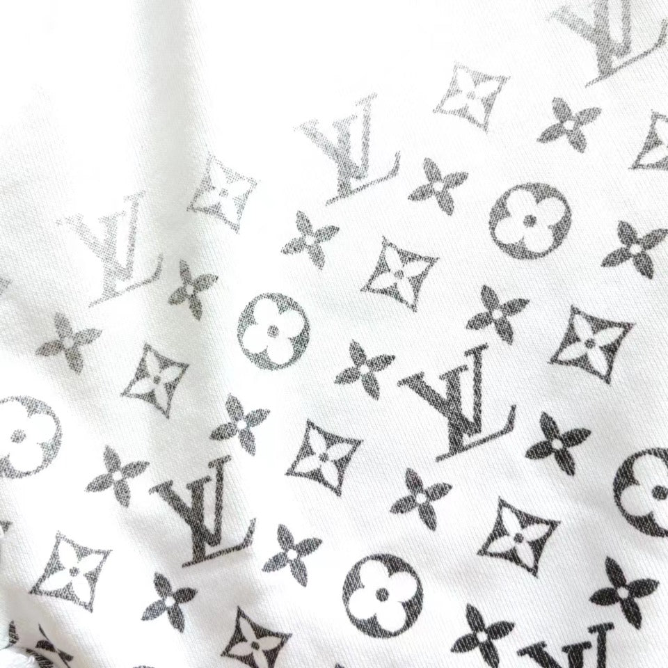شورت قصير بشعار من LV