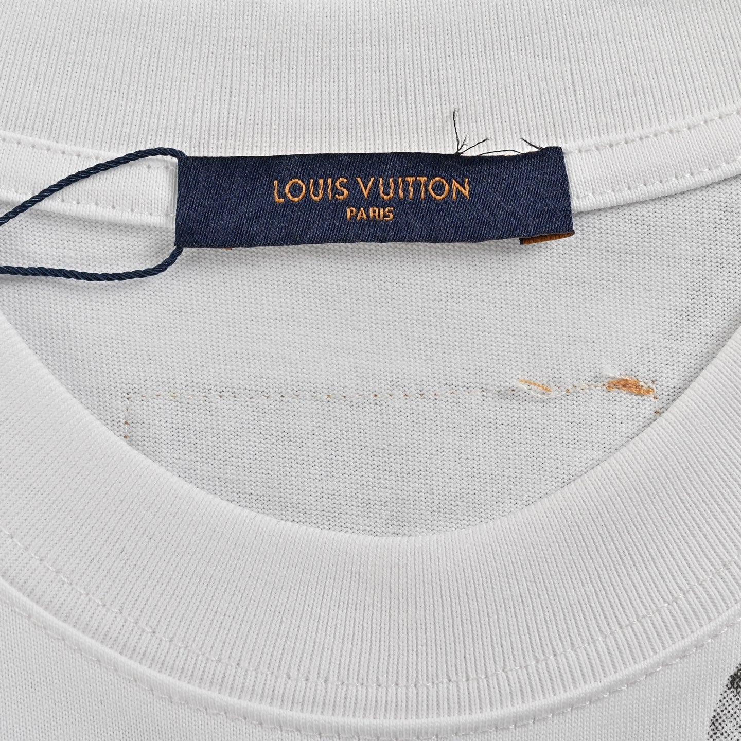 تي شيرت LV بأكمام قصيرة