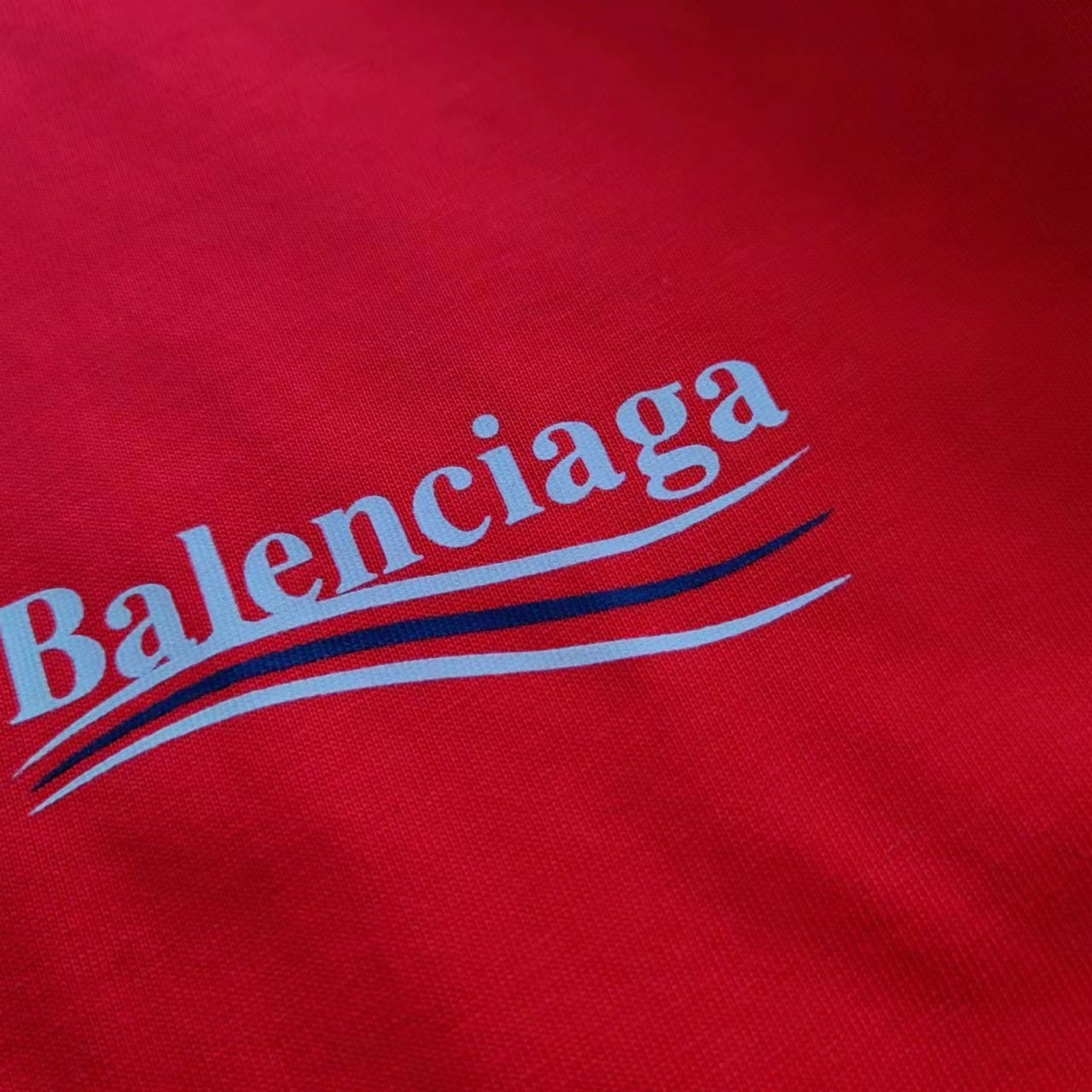 T-shirt à manches courtes déchiré Balenciaga !