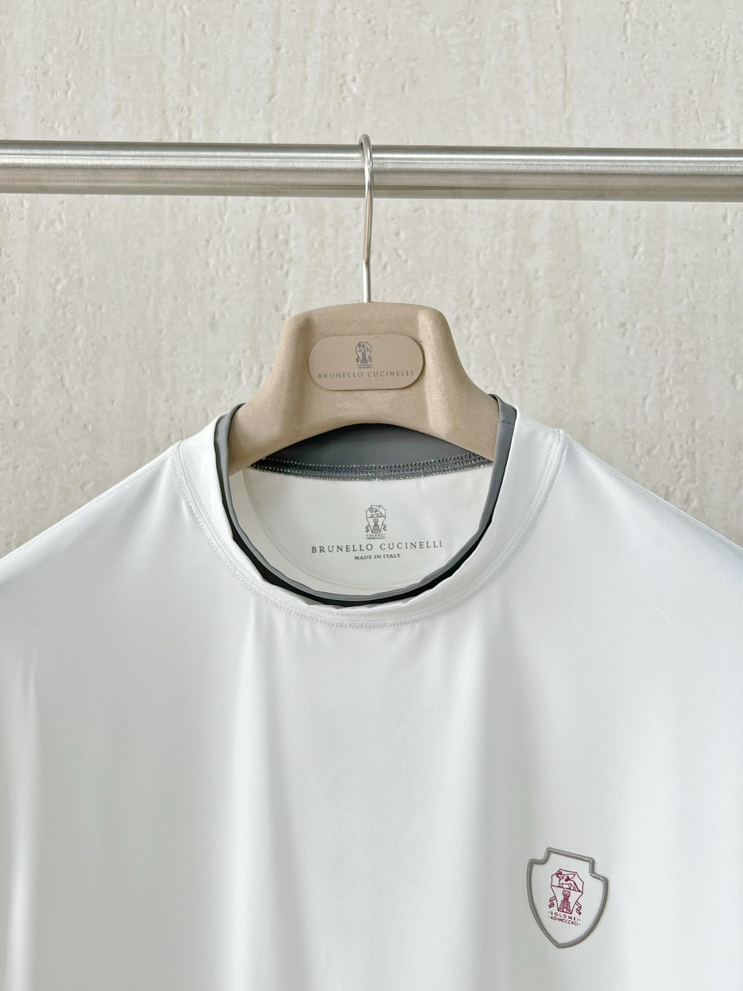 T-shirt ras du cou avec plaque logo Brunello Cucinell!