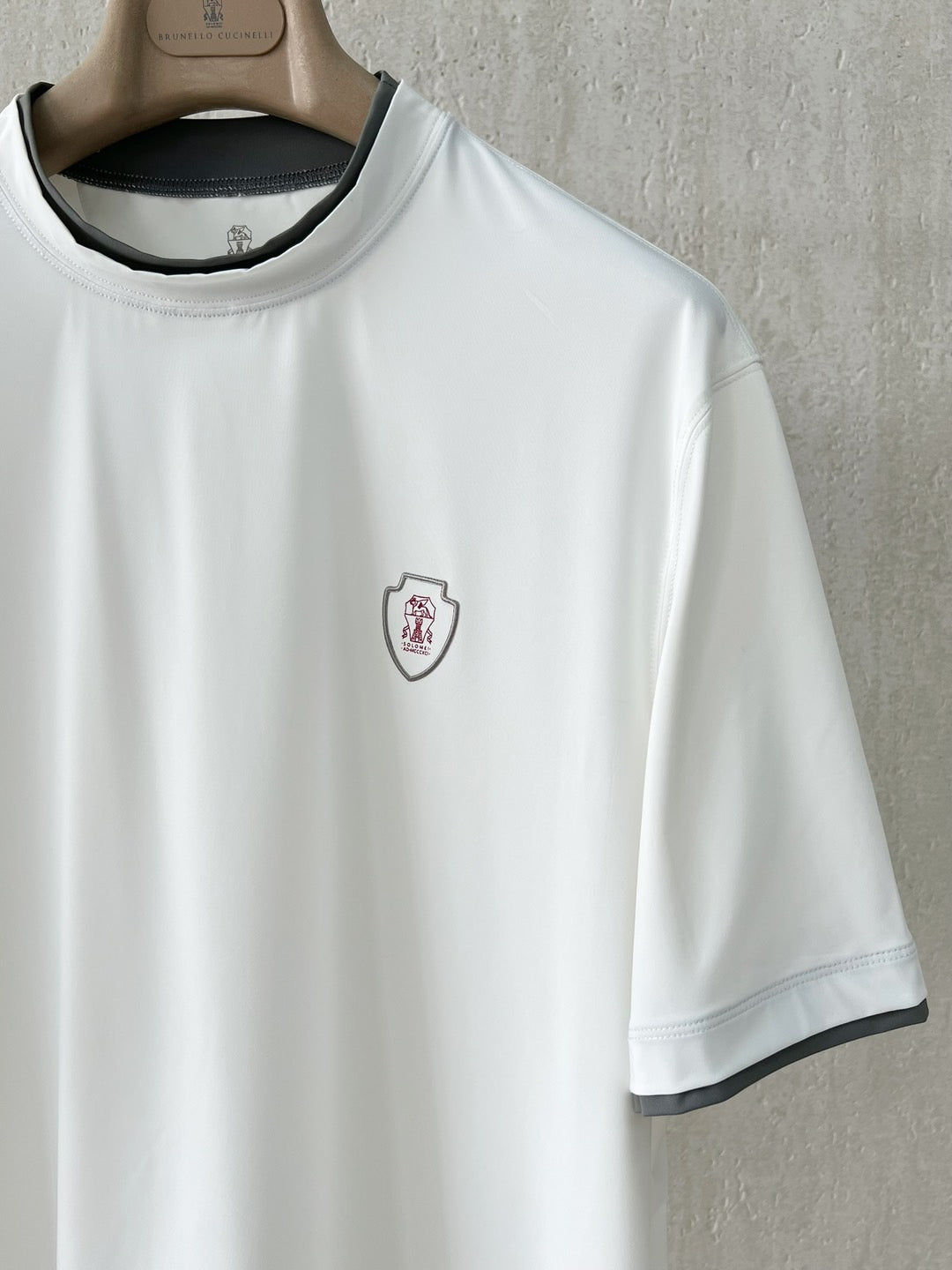 T-shirt ras du cou avec plaque logo Brunello Cucinell!
