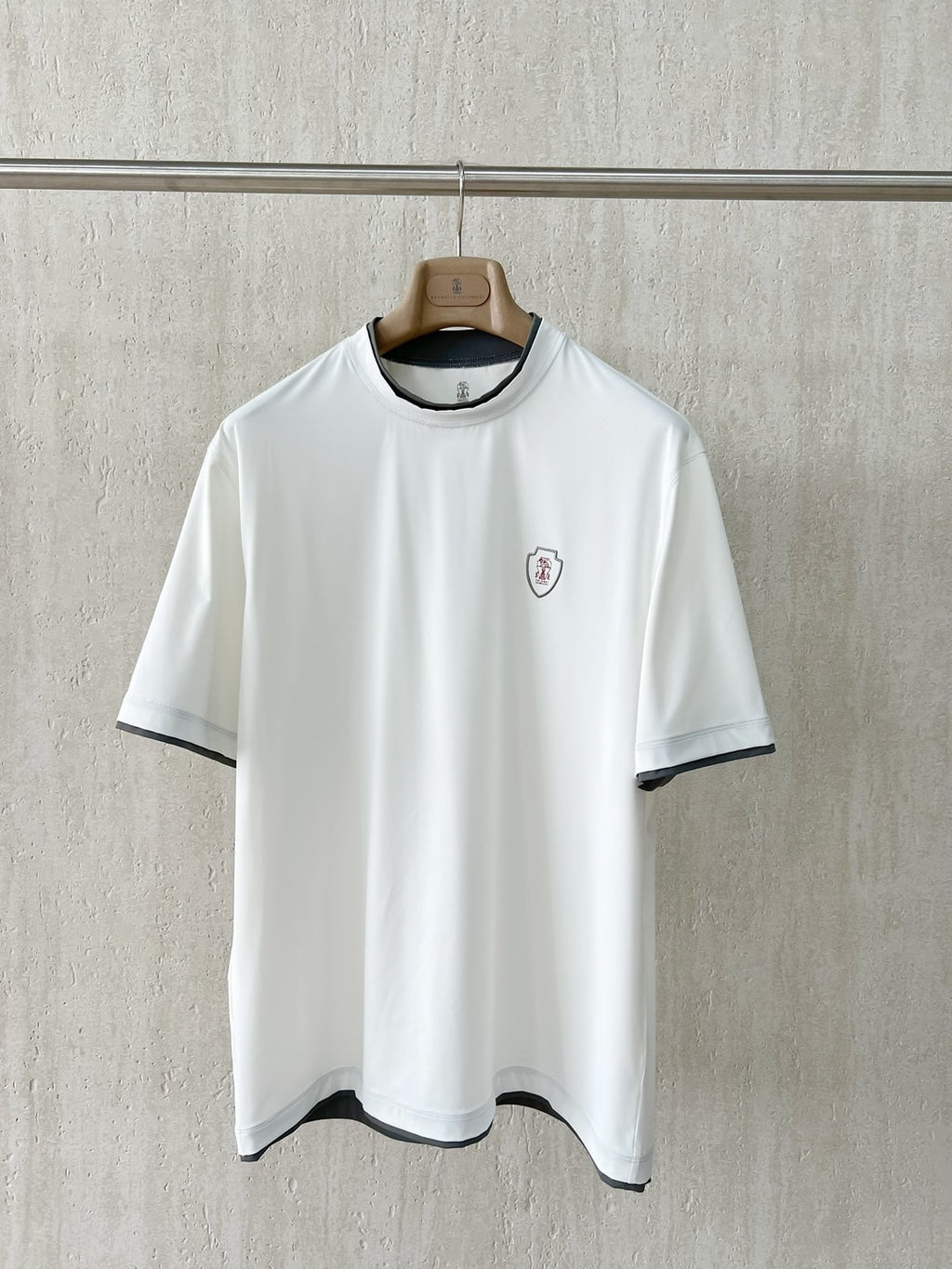 T-shirt ras du cou avec plaque logo Brunello Cucinell!