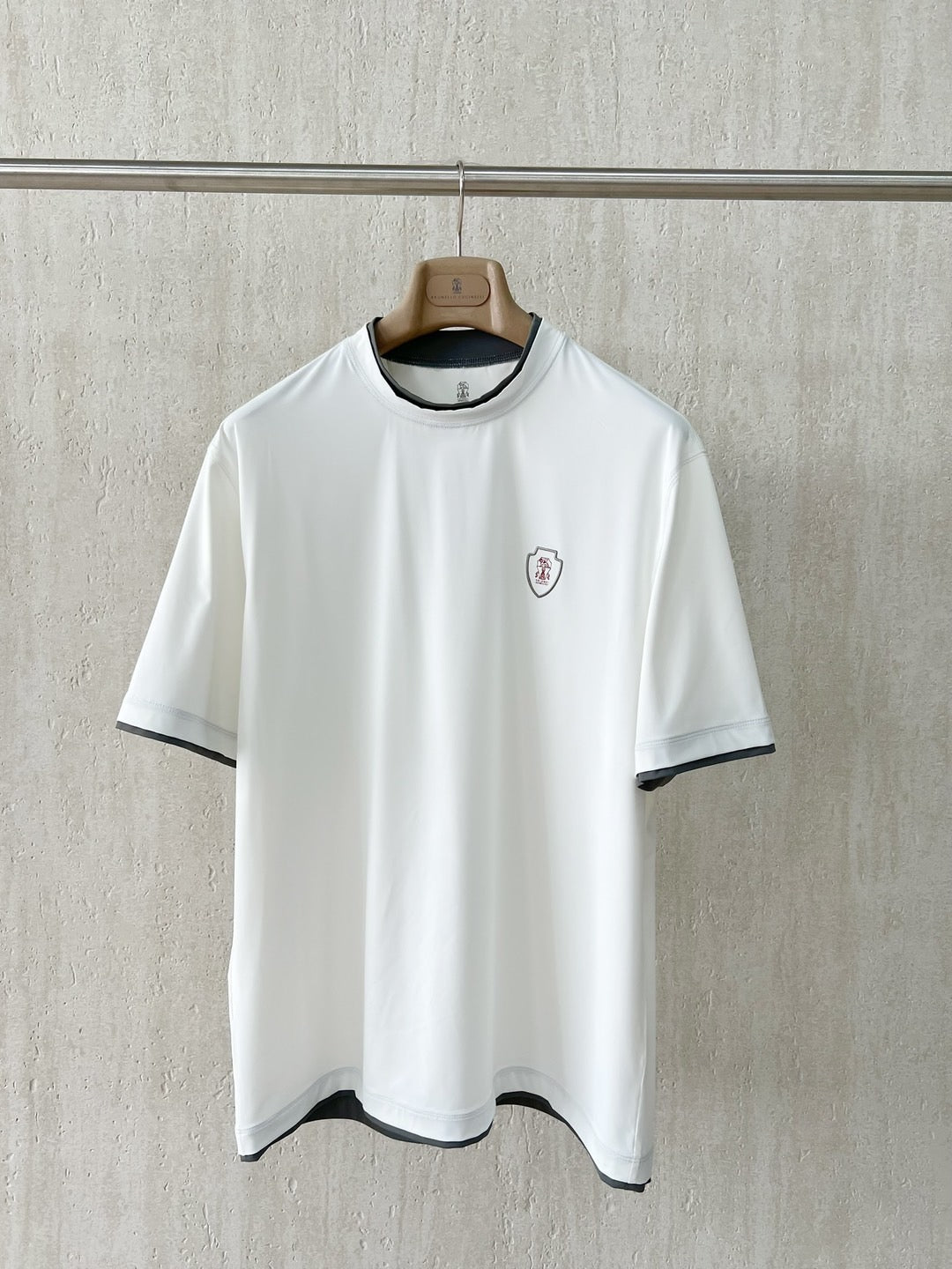 T-shirt ras du cou avec plaque logo Brunello Cucinell!