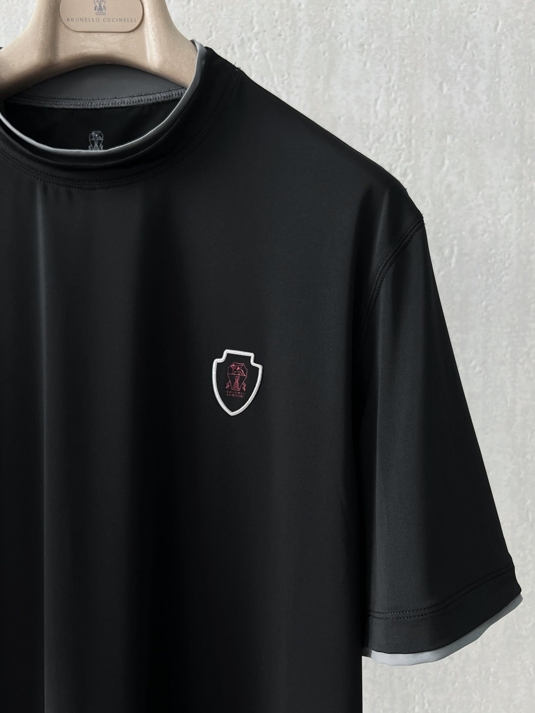 T-shirt ras du cou avec plaque logo Brunello Cucinell!