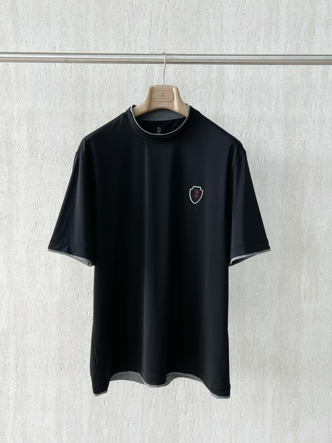 T-shirt ras du cou avec plaque logo Brunello Cucinell!