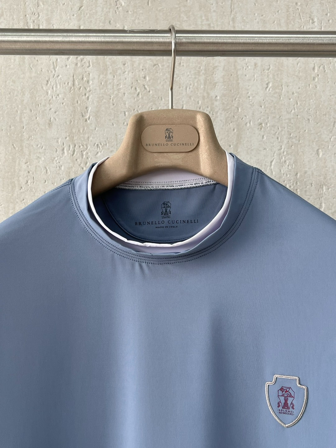 T-shirt ras du cou avec plaque logo Brunello Cucinell!