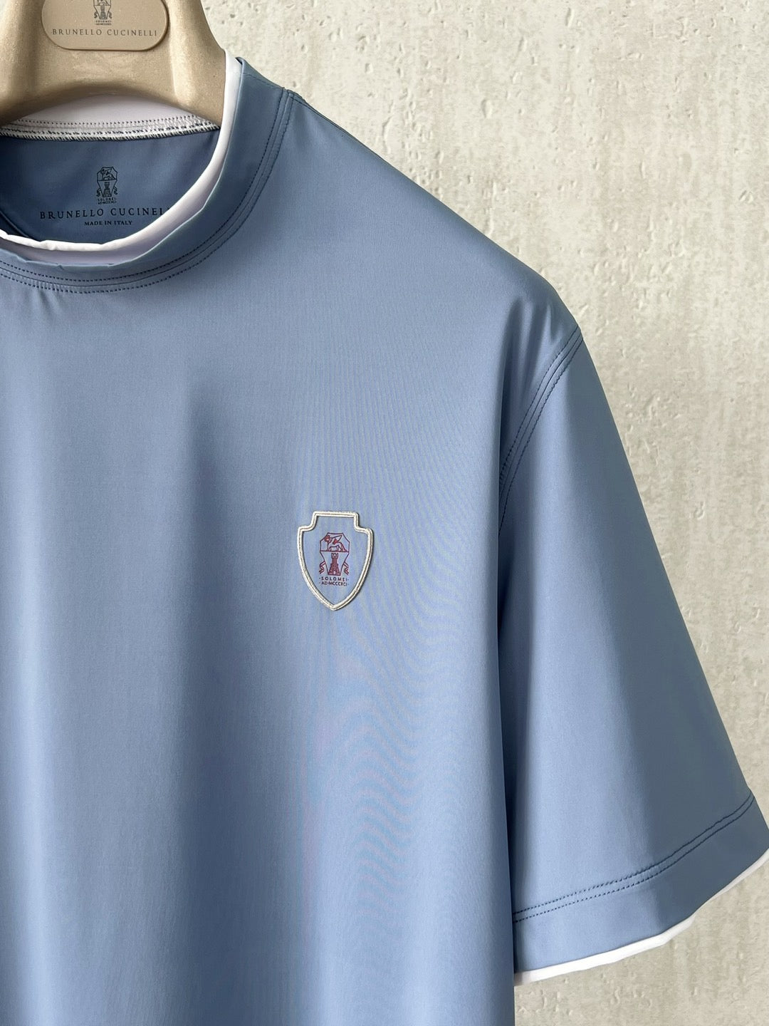 T-shirt ras du cou avec plaque logo Brunello Cucinell!