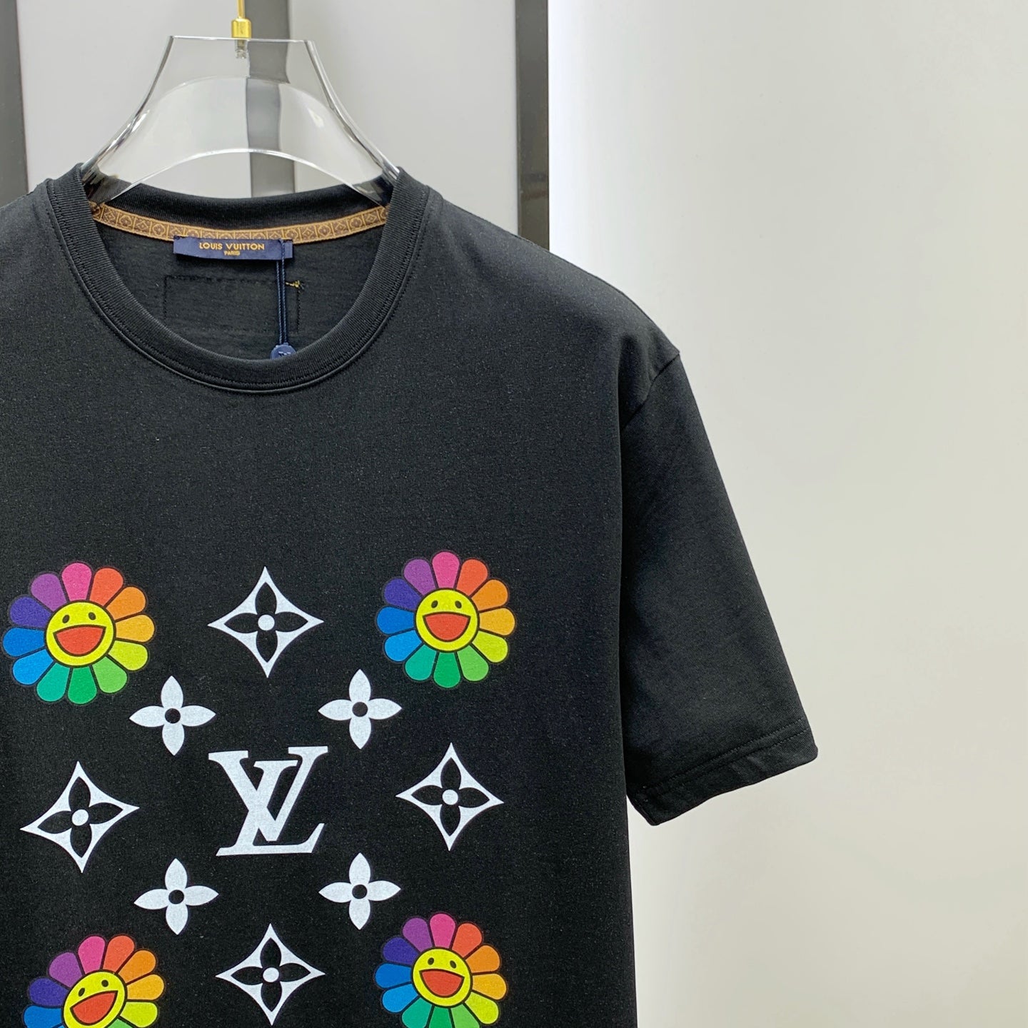 تي شيرت LV قطني بأكمام قصيرة وشعار كلاسيكي