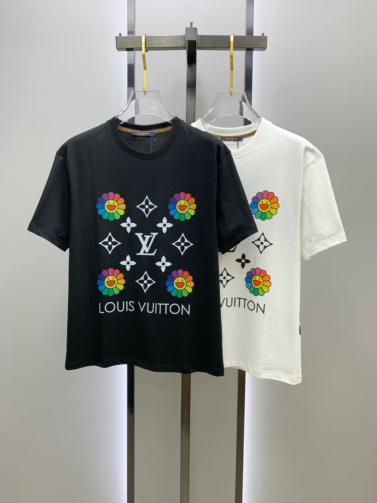 تي شيرت LV قطني بأكمام قصيرة وشعار كلاسيكي