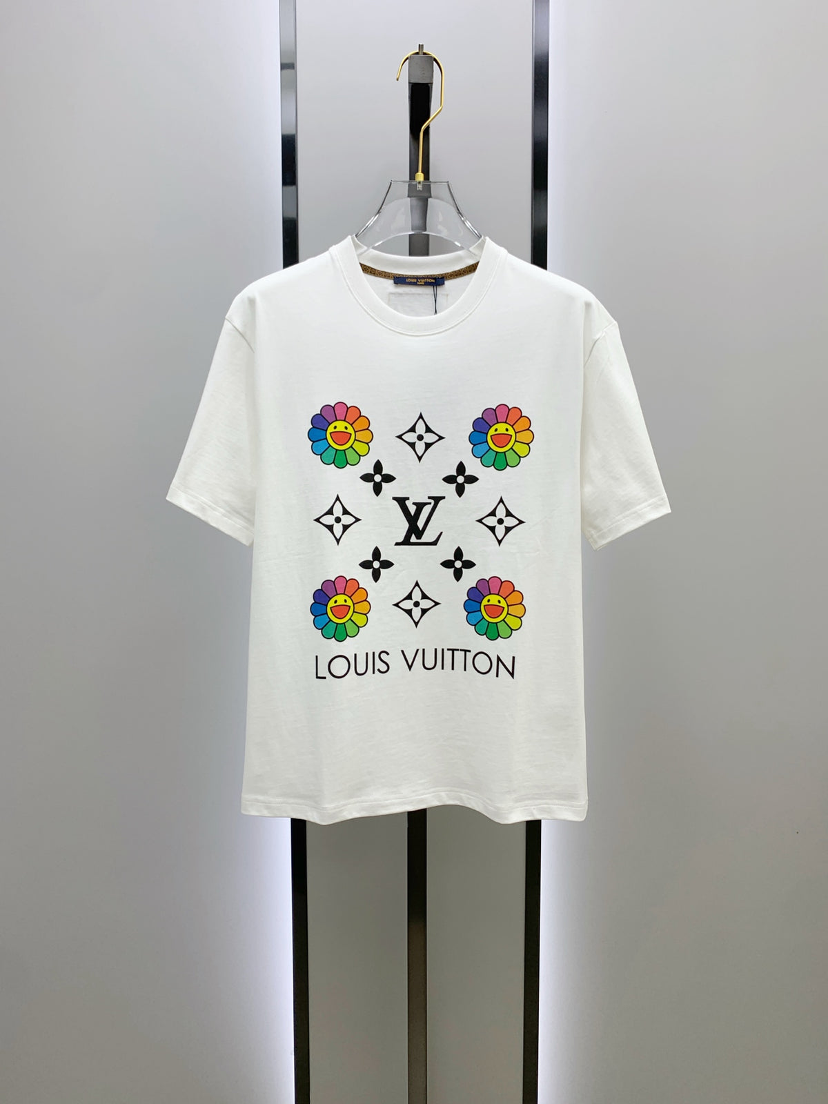تي شيرت LV قطني بأكمام قصيرة وشعار كلاسيكي
