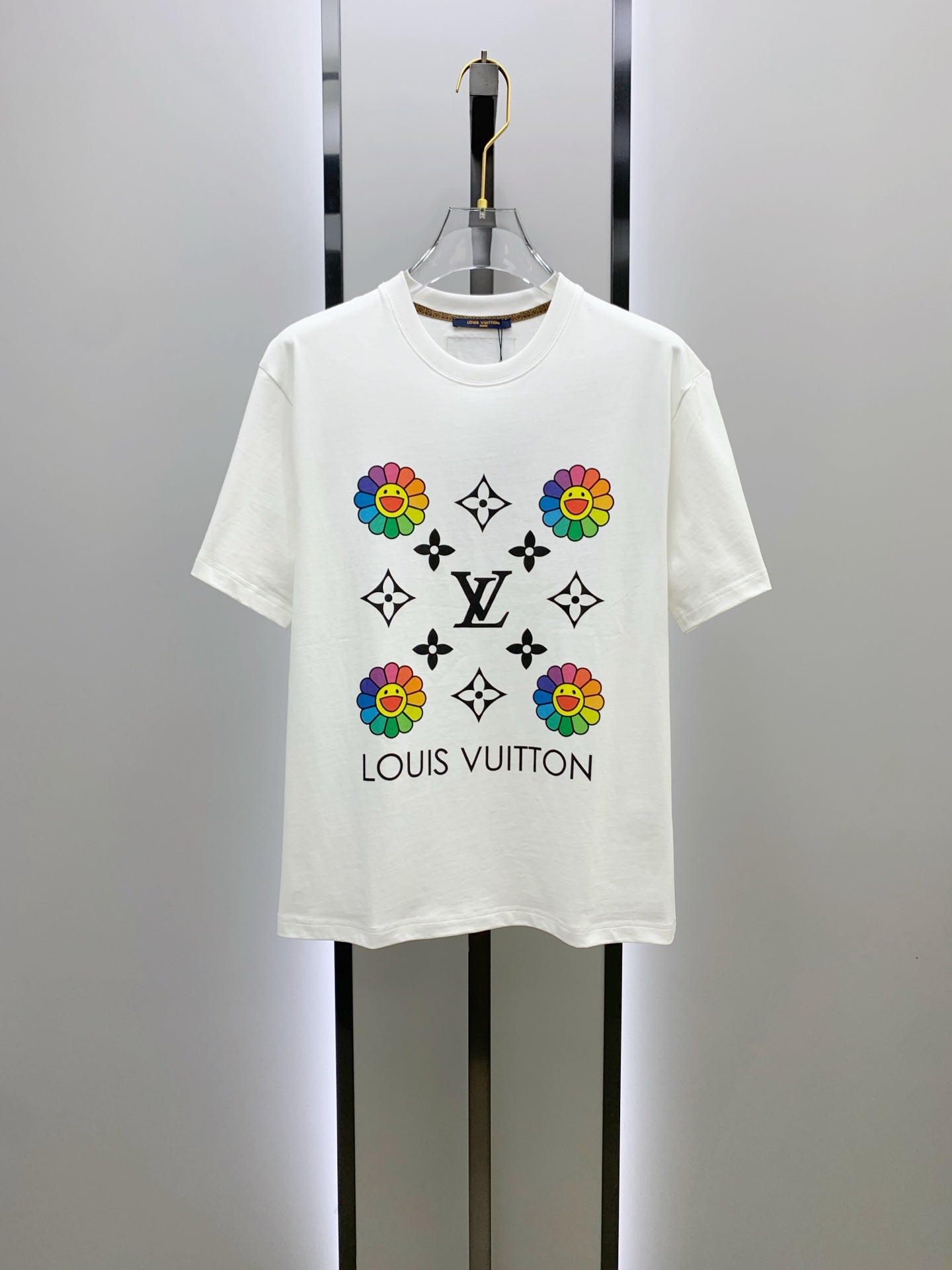 تي شيرت LV قطني بأكمام قصيرة وشعار كلاسيكي
