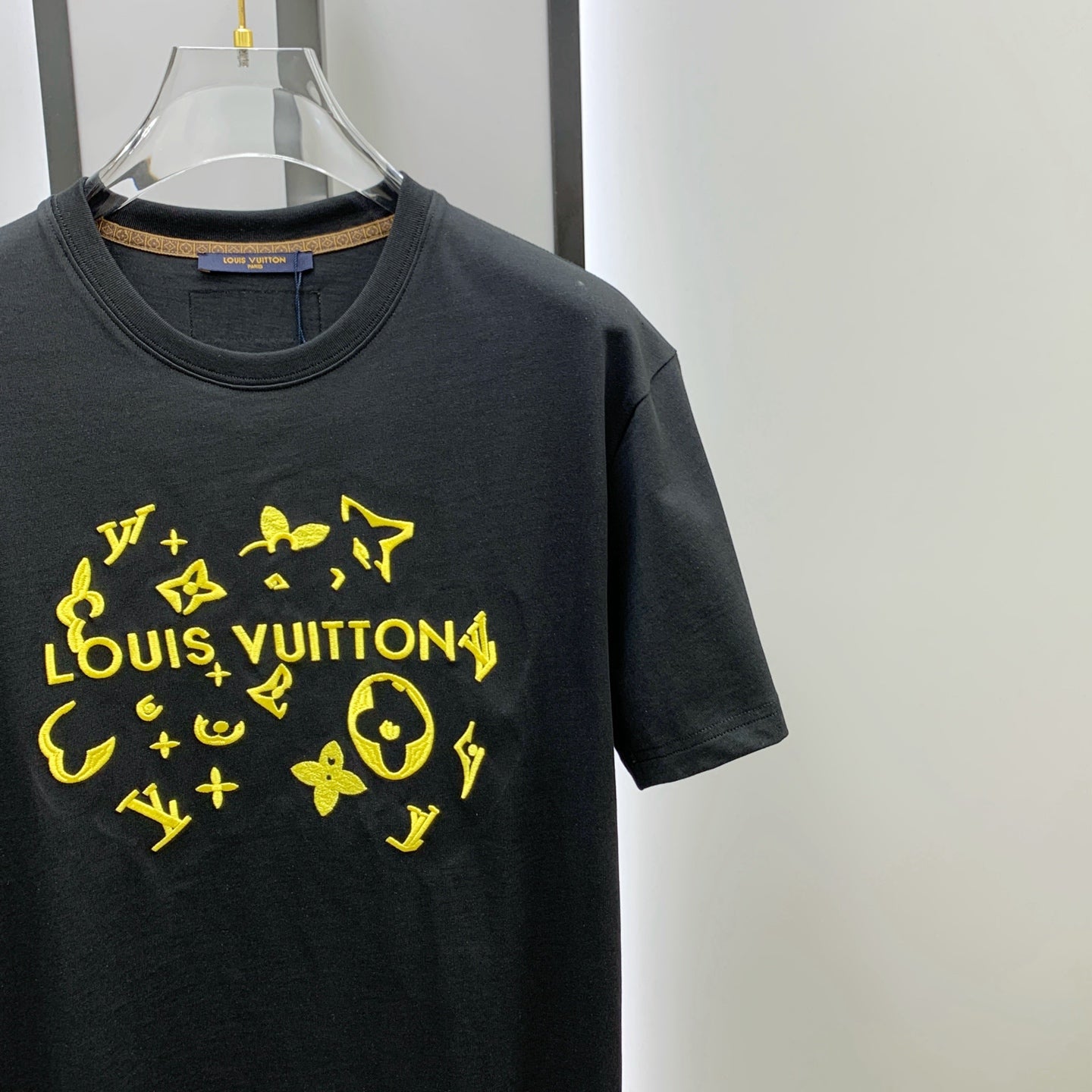 تي شيرت LV قطني بأكمام قصيرة وشعار كلاسيكي