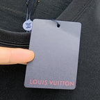 تي شيرت LV قطني بأكمام قصيرة وشعار كلاسيكي