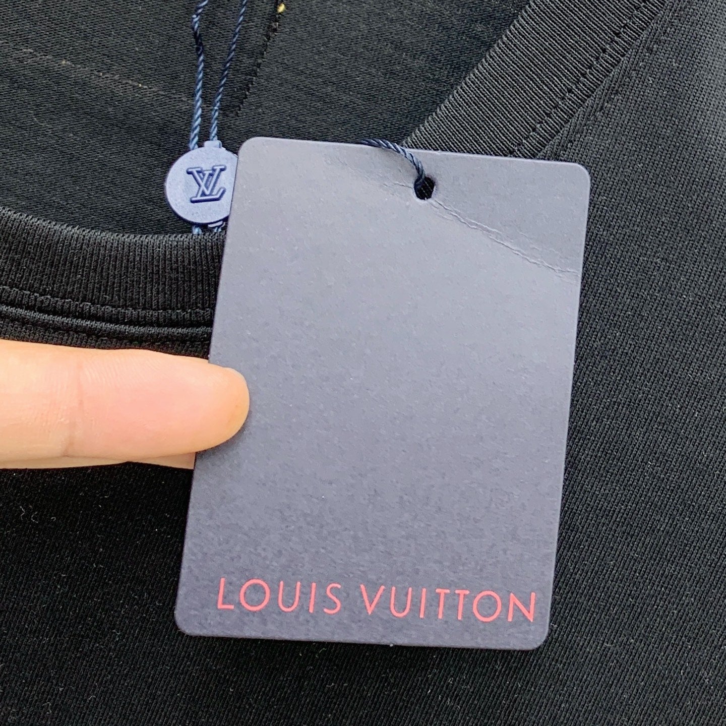 تي شيرت LV قطني بأكمام قصيرة وشعار كلاسيكي