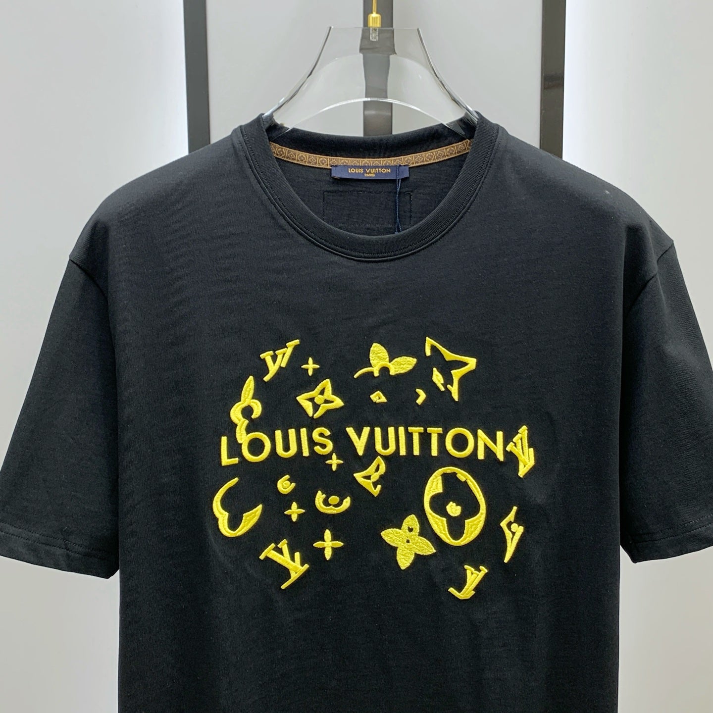 تي شيرت LV قطني بأكمام قصيرة وشعار كلاسيكي