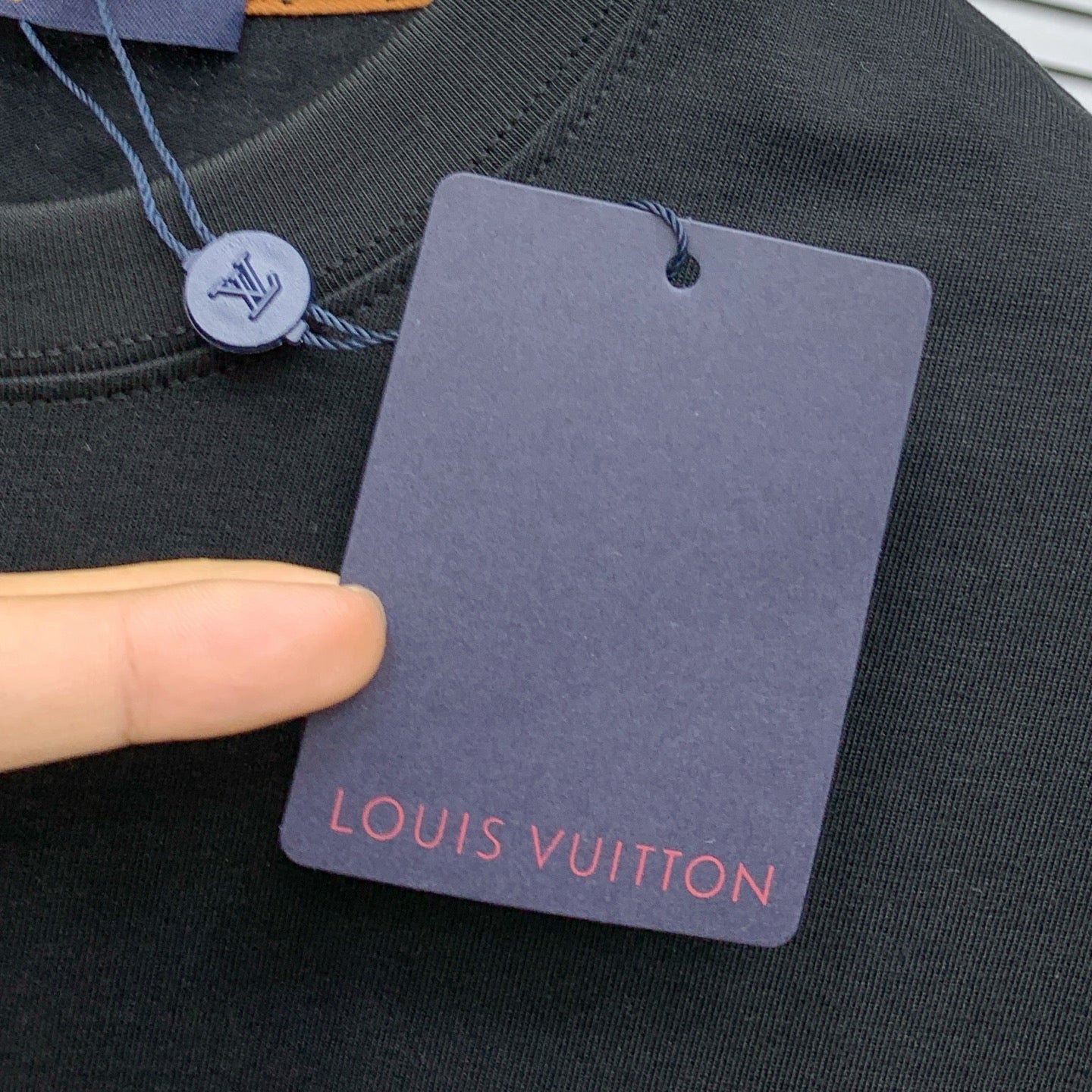 تي شيرت LV قطني بأكمام قصيرة بشعار كلاسيكي