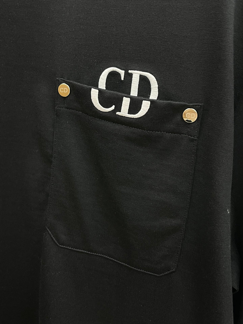 تي شيرت CD بأكمام قصيرة ورقبة دائرية وشعار