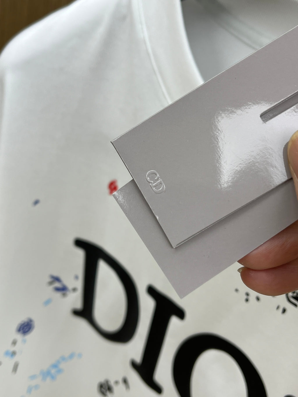تي شيرت CD بأكمام قصيرة ورقبة دائرية وشعار