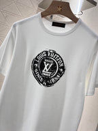 تي شيرت LV Logo بأكمام قصيرة ورقبة دائرية
