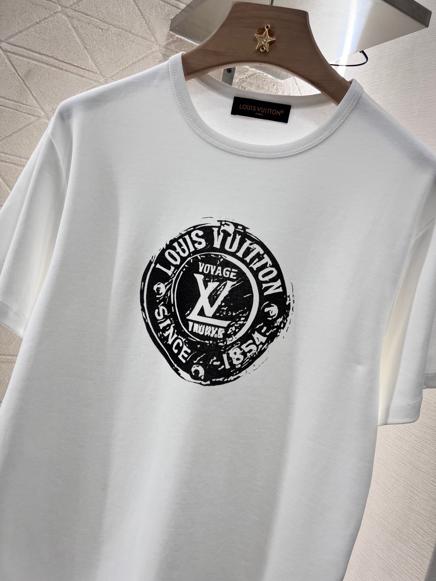تي شيرت LV Logo بأكمام قصيرة ورقبة دائرية