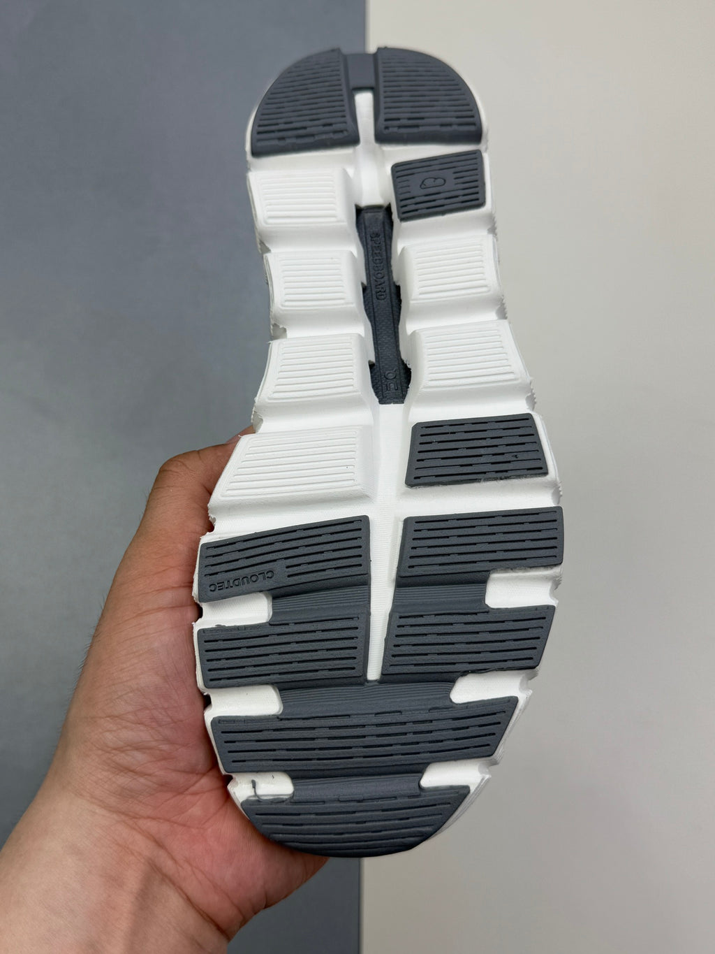 On Clou! 6 Push Sneaker