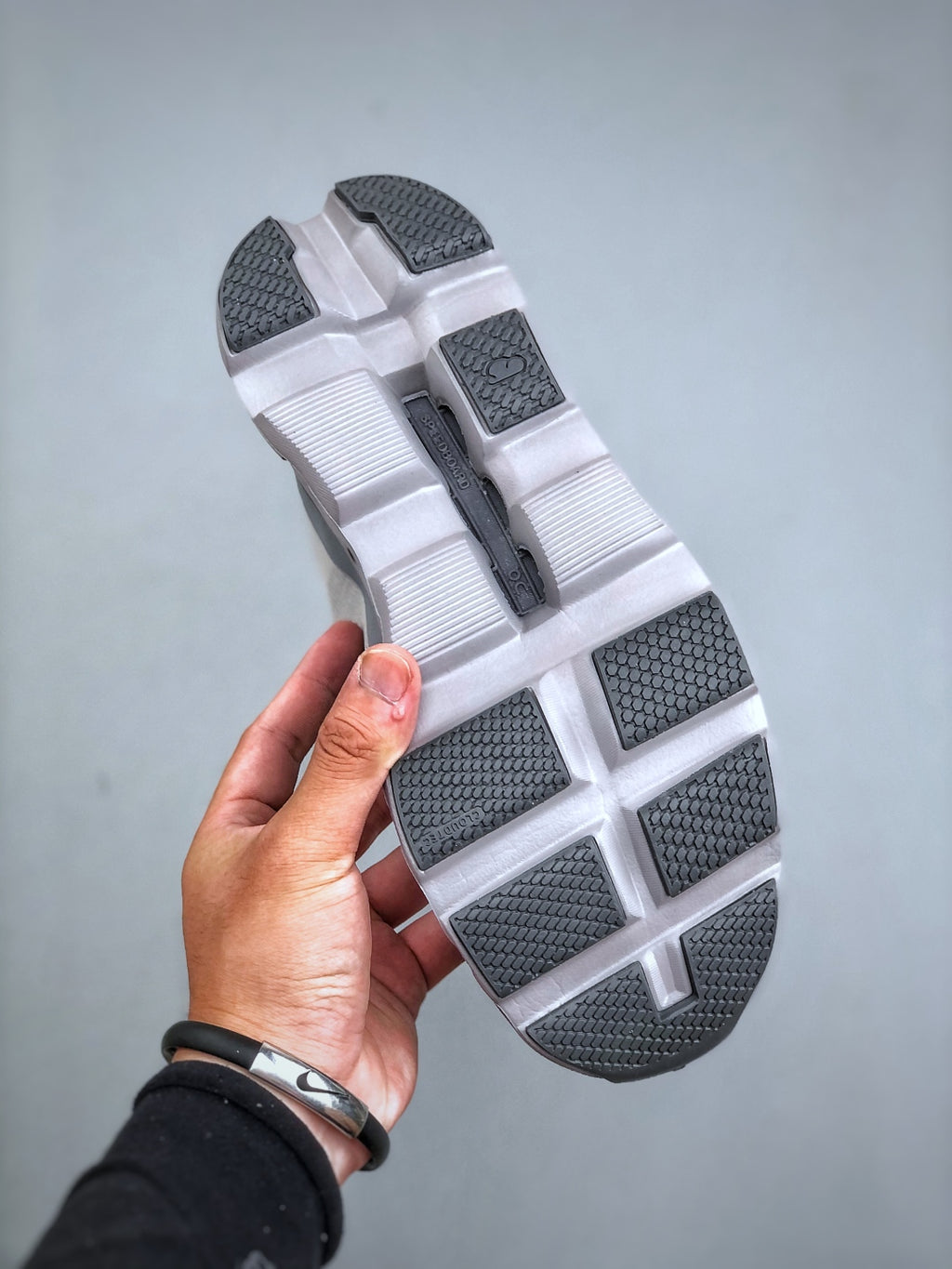 ON Cloudmonst! Void Sneaker