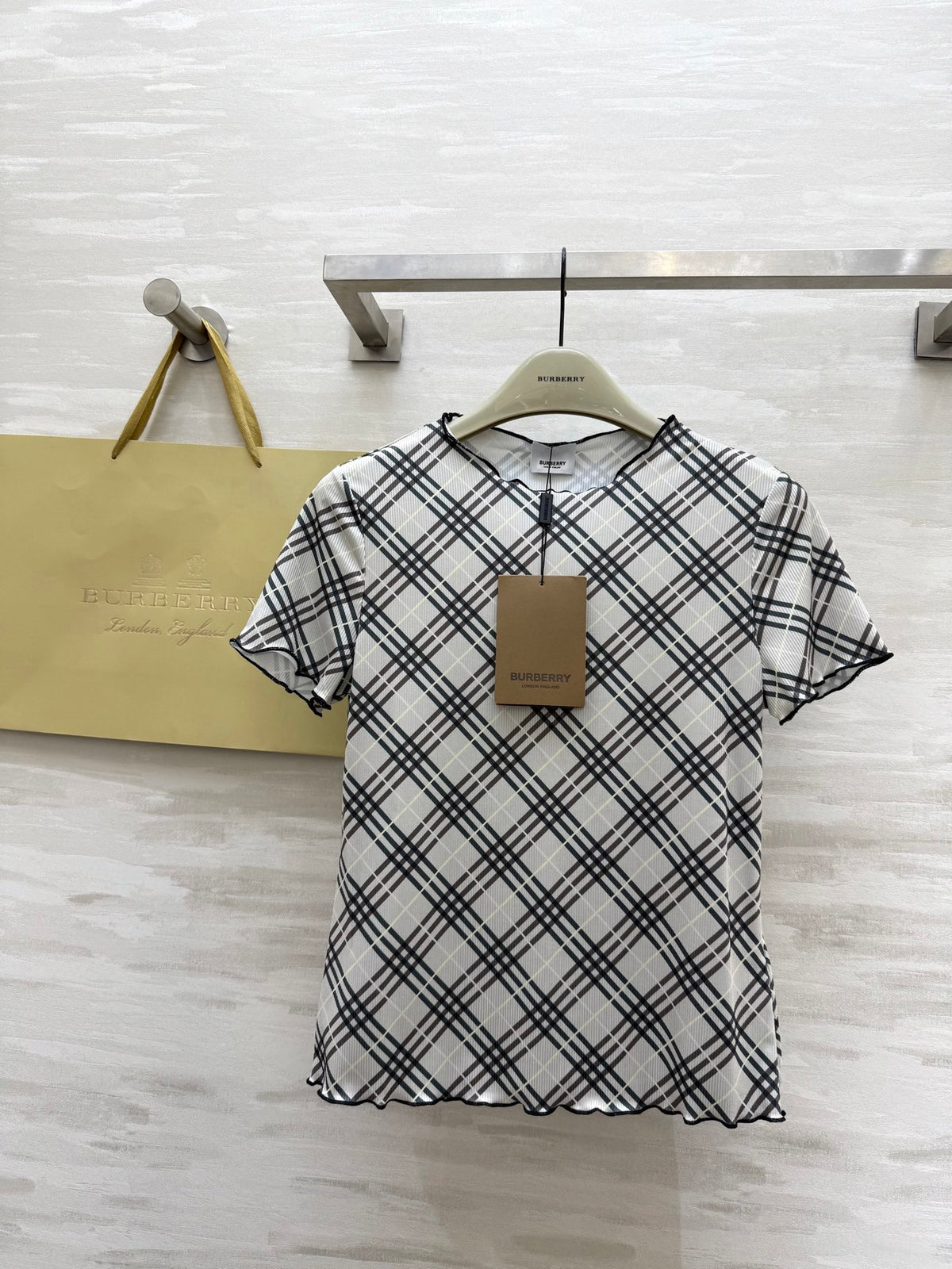Burber! Plaid T-shirt Classic plaid elements