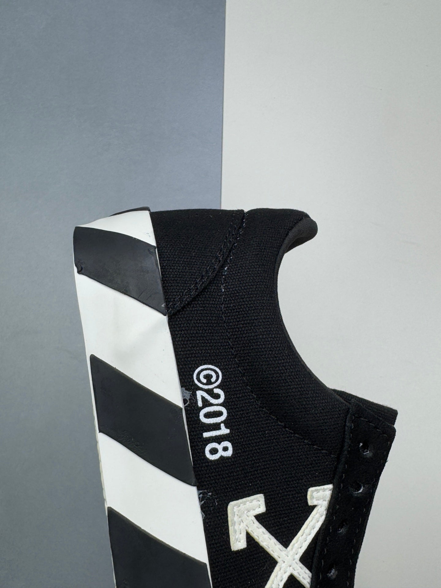 Off-Whit! c/o Virgil Abloh « White Black »