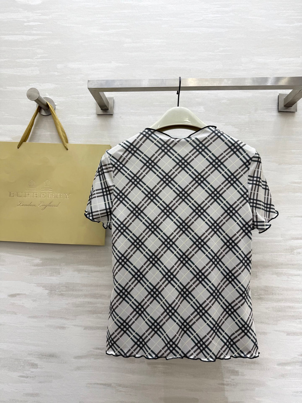 Burber! Plaid T-shirt Classic plaid elements