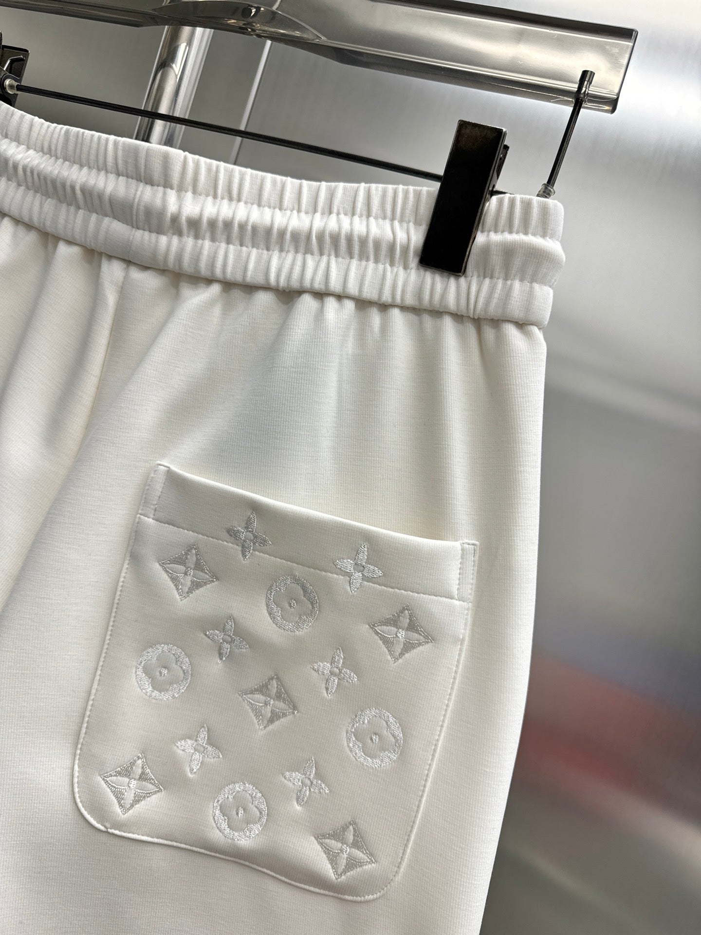 بنطال رياضي بشعار LV
