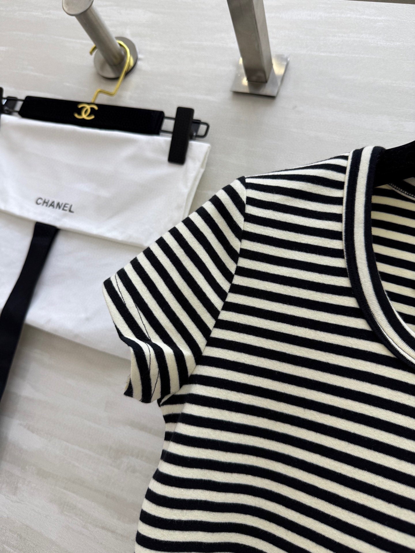 CHNE! Vintage Series U-neck Striped T-shirt