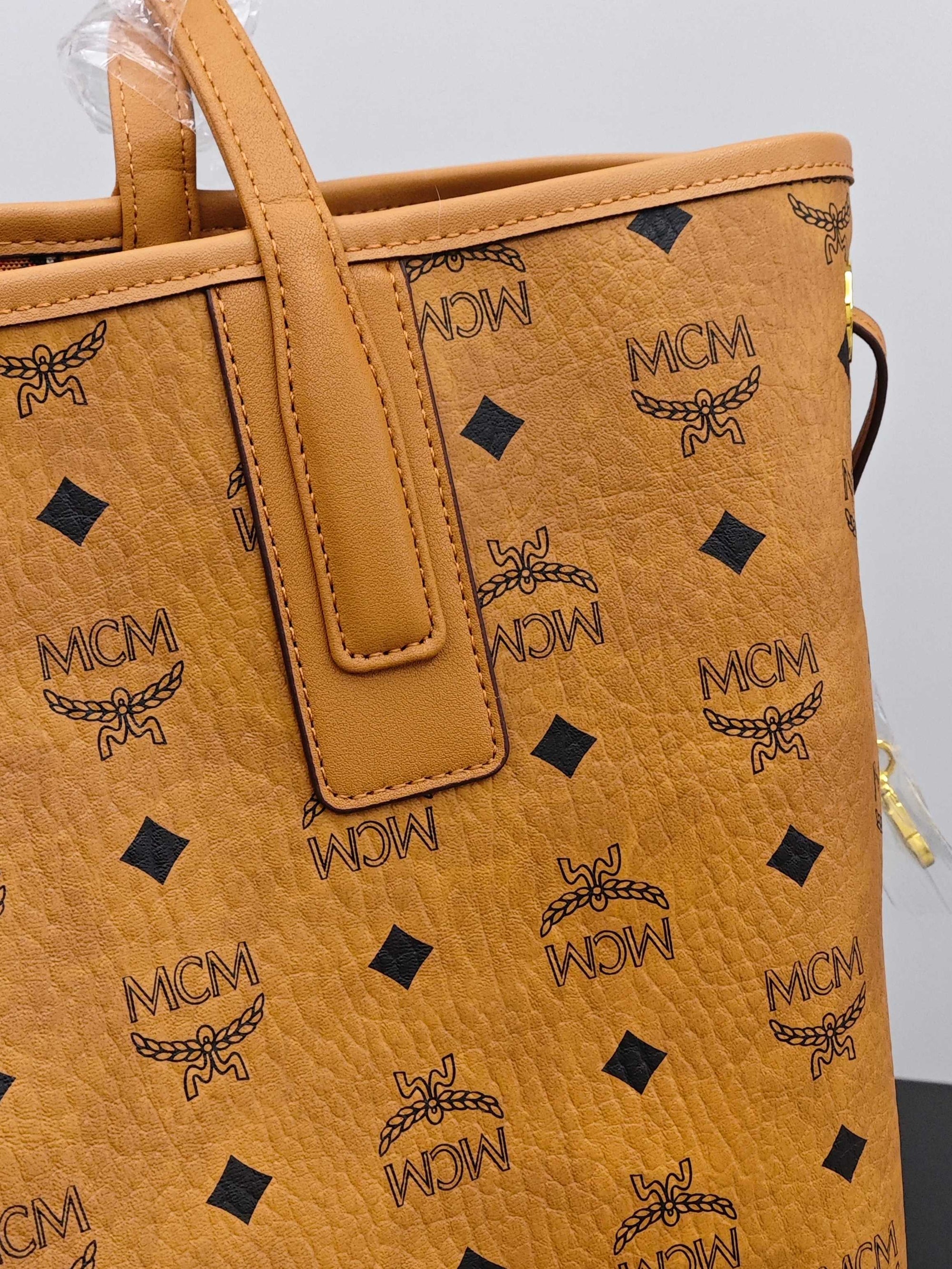 حقيبة ليز النسائية القابلة للعكس من MCM