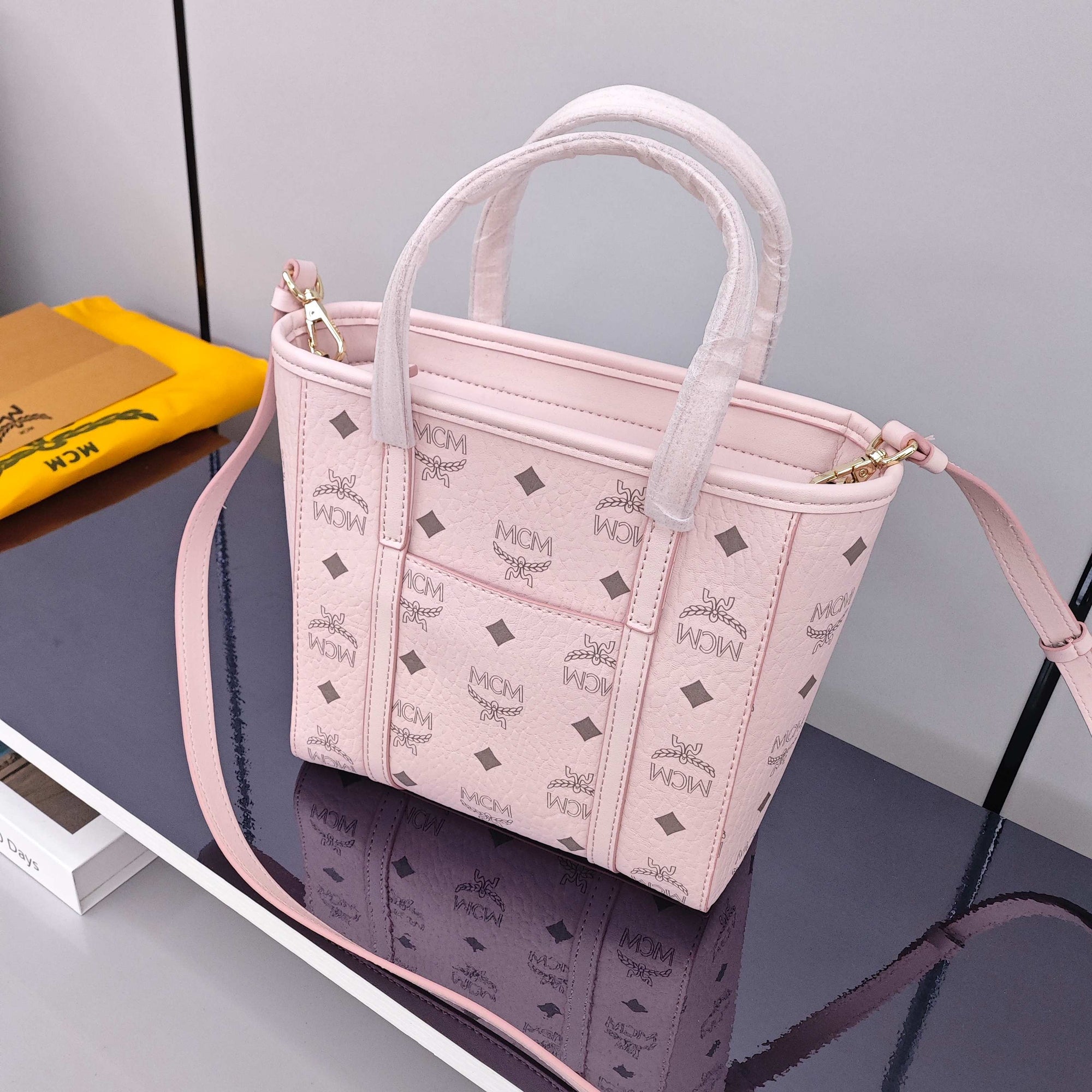حقيبة تسوق صغيرة من MCM Toni Shopper