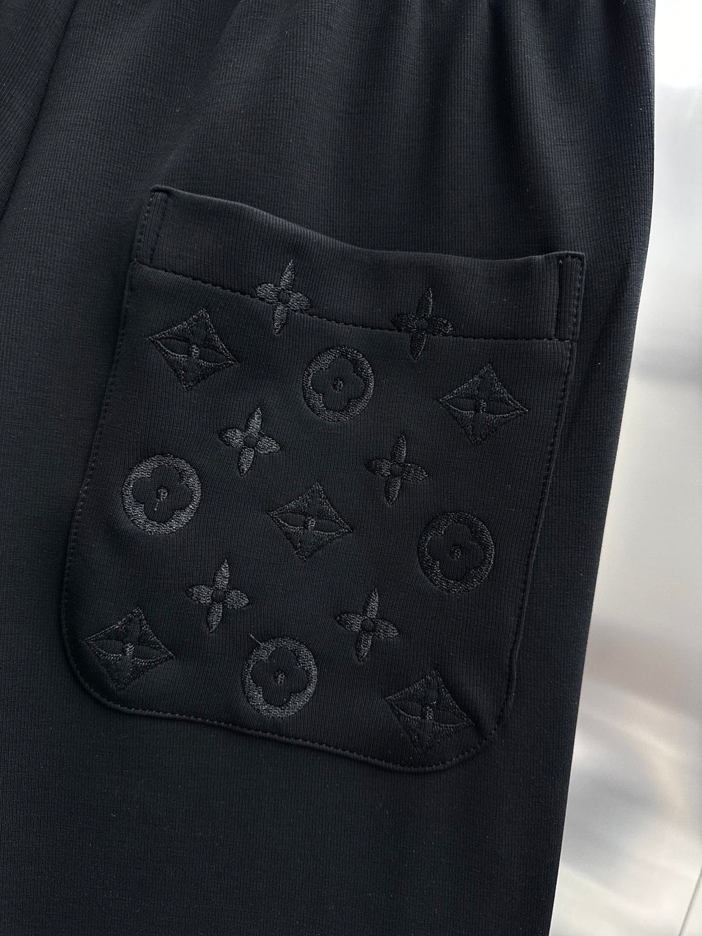 بنطال رياضي بشعار LV