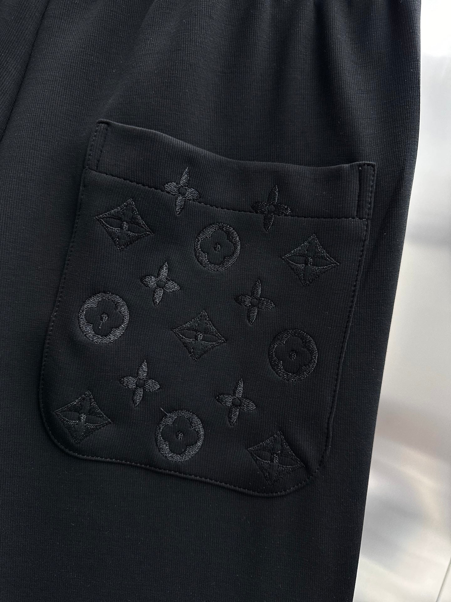 بنطال رياضي بشعار LV